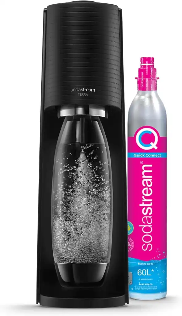 Cilindro SodaStream rosa Quick Connect ao lado de uma máquina SodaStream TERRA